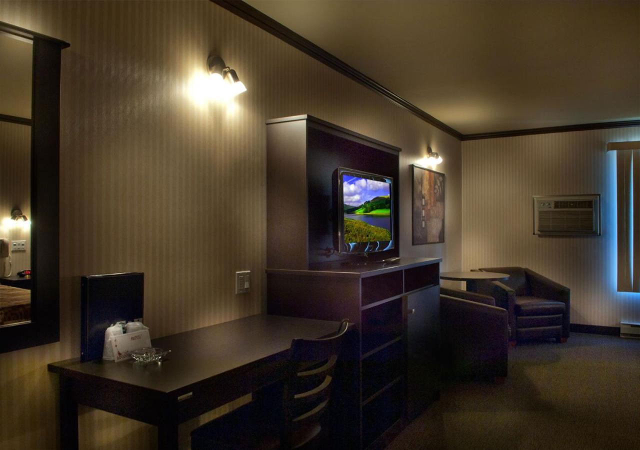 Ramada By Wyndham Laval Hotel Exterior photo
