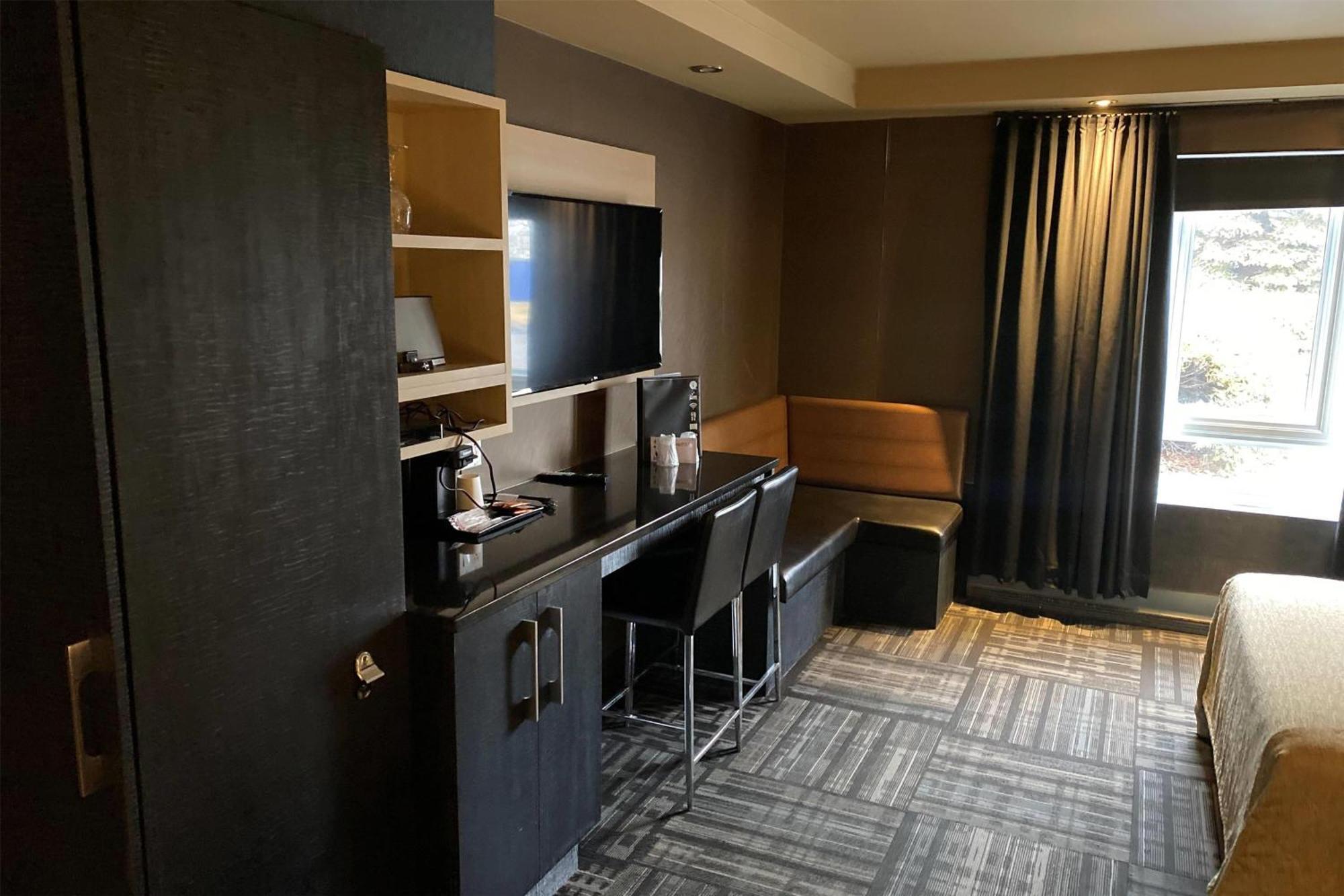 Ramada By Wyndham Laval Hotel Exterior photo