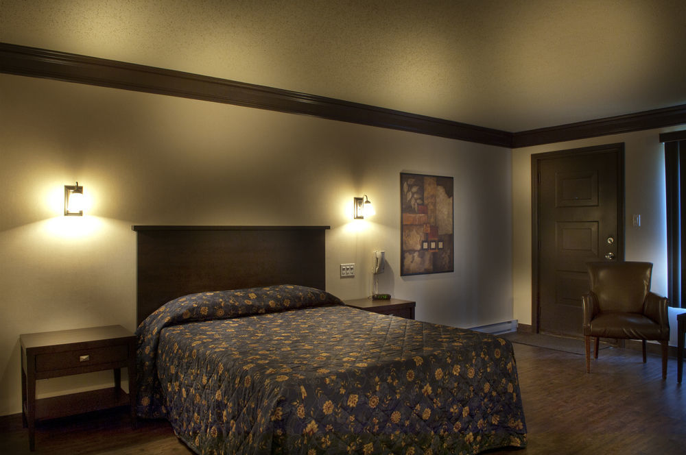 Ramada By Wyndham Laval Hotel Exterior photo