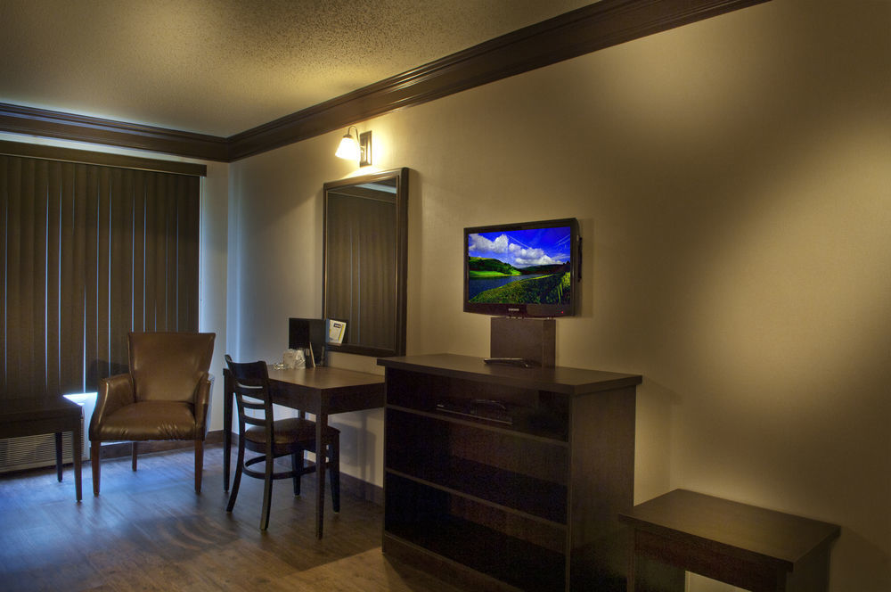 Ramada By Wyndham Laval Hotel Exterior photo