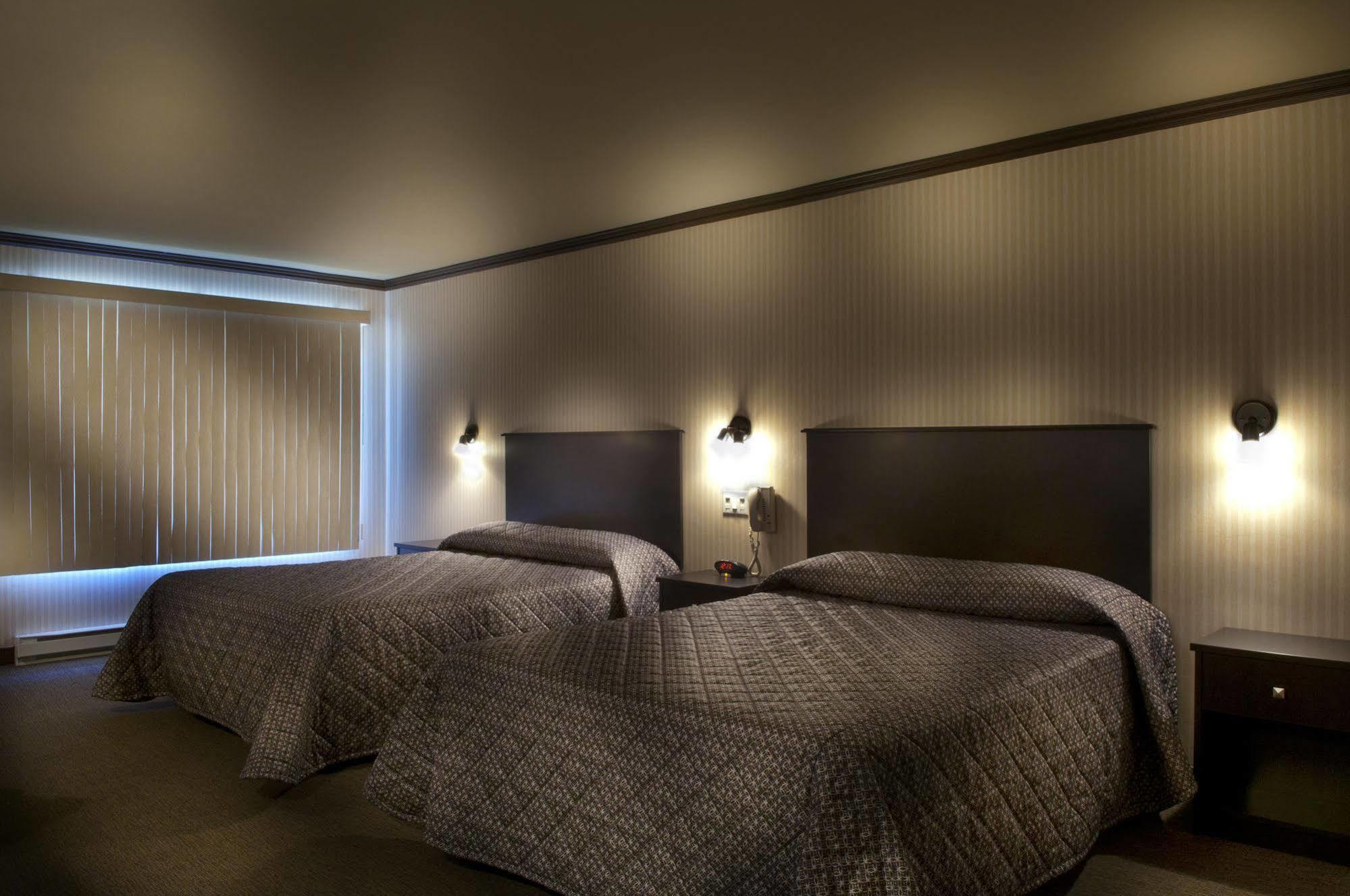 Ramada By Wyndham Laval Hotel Exterior photo
